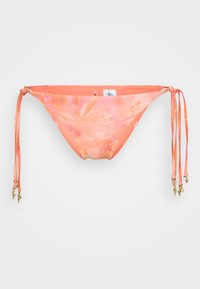 Bikini fondo in corallo con motivo floreale, dotato di lacci regolabili e dettagli dorati. Realizzato in un tessuto liscio e morbido con texture aggiuntive.