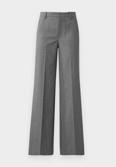 Pantaloni wide-leg grigi in un tessuto texturizzato. Presentano pieghe frontali, una vita aderente e una finitura lucida, ideali per ambienti formali.