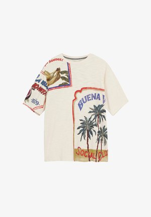 Weißes T-Shirt mit kurzen Ärmeln und gemischten Stoffmustern, das Palmen, eine Banane und den Text "BUENA VISTA SOCIAL CLUB" in verschiedenen Farben zeigt.