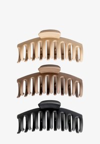 Kunststoffhaarklammern in drei Farbtönen: hellbeige, mittelbraun und schwarz. Jede hat ein gebogenes Design mit vertikalen Öffnungen und abgerundeten Kanten.
