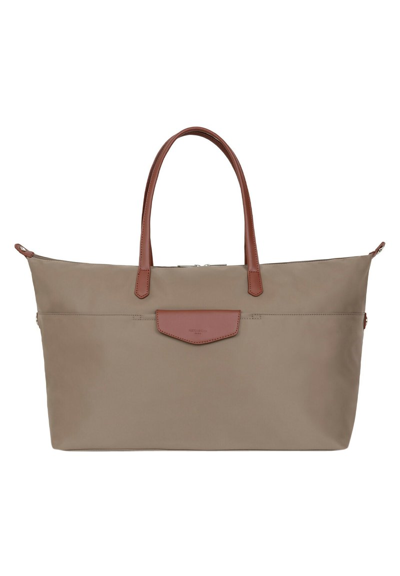 Sac fourre-tout beige en tissu durable, doté de poignées en cuir marron et d'un rabat décoratif. Fermeture à glissière et détails de couture minimalistes.