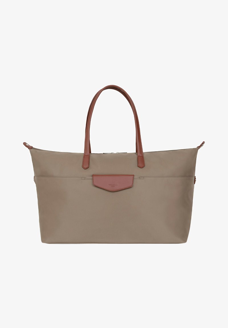 Sac fourre-tout beige en tissu durable, doté de poignées en cuir marron et d'un rabat décoratif. Fermeture à glissière et détails de couture minimalistes.