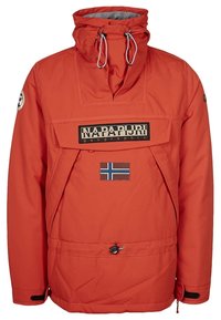 Punainen anorakki, joka on valmistettu vedenkestävästä materiaalista. Takissa on etupuolisen läppätaskun lisäksi kiristettävä huppu ja Norjan lipun kuvalla varustettu merkki.