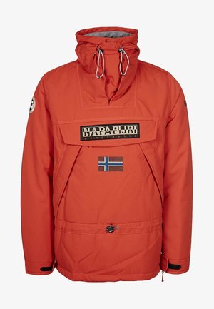 Röd anorakjacka tillverkad av vattenavvisande material, med en framficka med lock, justerbar huva och ett märke med den norska flaggan.