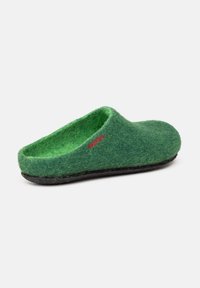 Pantofole verdi in feltro con punta arrotondata, retro basso e suola in gomma nera. Presentano una superficie strutturata e un piccolo logo rosso.