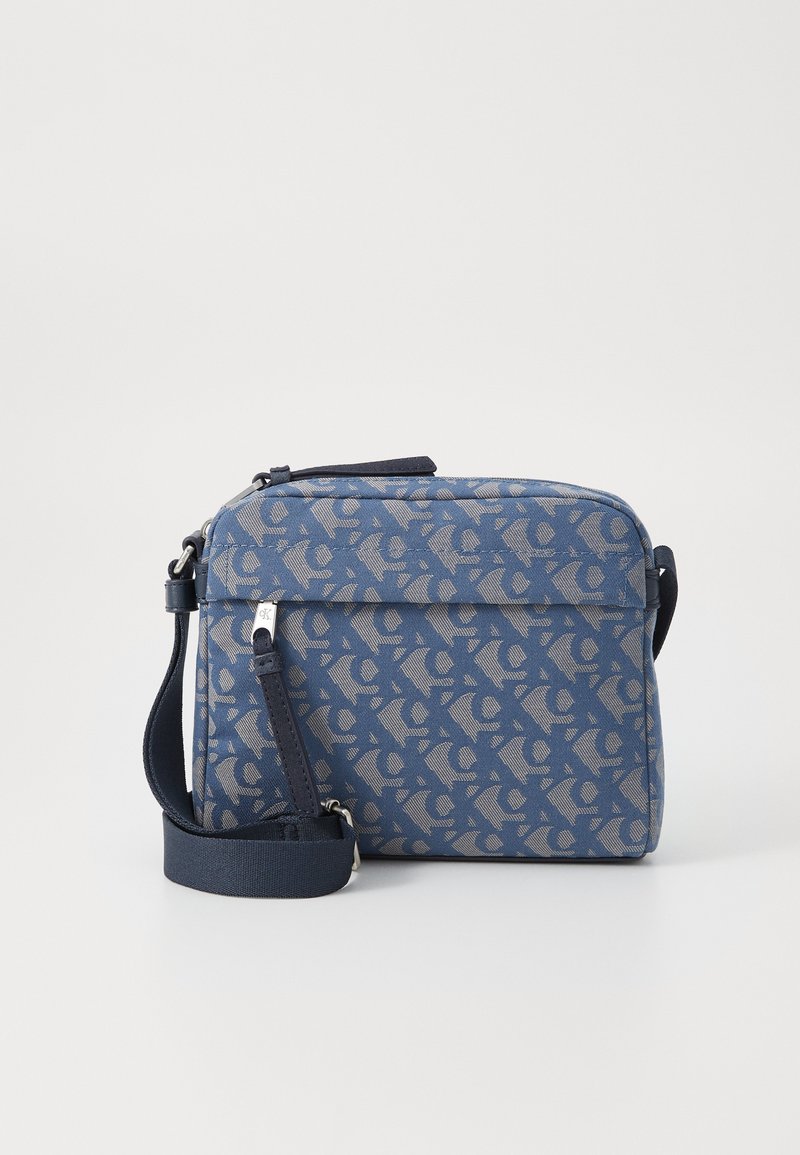 Kék mintás, keresztpántos táska tartós anyagból; állítható pánttal, cipzáras záródással és kontrasztos színű geometrikus mintával rendelkezik.