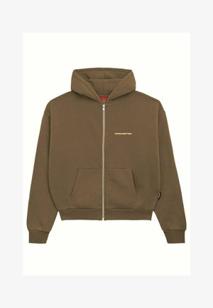 Brūna zip-up kapucē, izgatavota no mīksta auduma, iekļaujot kengura kabatu, ribinātas piedurknes un apakšu, ar uzrakstu "PROHIBITED" zeltā uz krūšu daļas.