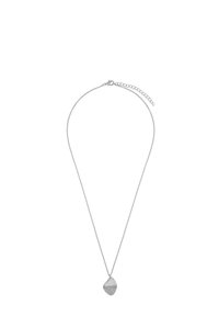Collana d'argento con una catena delicata e un pendente a forma di conchiglia con scanalature verticali, creando una superficie texturizzata.