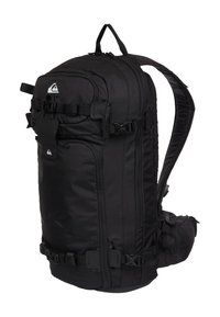 Czarny plecak o teksturowanej powierzchni, z wieloma paskami i klamrami. Posiada górny uchwyt i kieszenie do organizacji. Elegancki i funkcjonalny design.