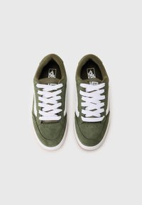 Zapatillas de ante verde oliva con cordones blancos y acentos laterales. Diseño de corte bajo con suela de goma y cuello acolchado para mayor comodidad.