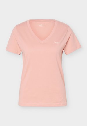 Lichtroze V-hals T-shirt met korte mouwen en kleine witte logotekst op de linkerborst, weergegeven op een effen lichte achtergrond.