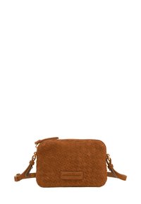 Braune Wildleder-Crossbody-Tasche mit gewebter Textur, rechteckiger Form, Reißverschluss und verstellbarem Trageriemen mit einem Markenakzent.