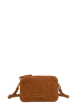 Braune Wildleder-Crossbody-Tasche mit gewebter Textur, rechteckiger Form, Reißverschluss und verstellbarem Trageriemen mit einem Markenakzent.