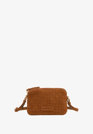 Braune Wildleder-Crossbody-Tasche mit gewebter Textur, rechteckiger Form, Reißverschluss und verstellbarem Trageriemen mit einem Markenakzent.