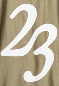 Beżowa tkanina z dużą, wyraźną białą grafiką przedstawiającą liczby "2" i "3" w płynnej, krętej czcionce z widoczną teksturą.