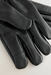 Czarne skórzane rękawiczki o gładkiej fakturze, z czterema palcami i kciukiem, zdobione przeszyciami i dopasowanym krojem.