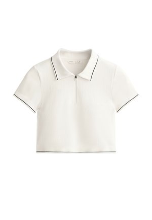 Polo alb cu mânecă scurtă, cu guler, dotat cu fermoar pe jumătate și borduri negre pe guler și mâneci, dintr-un material texturat.