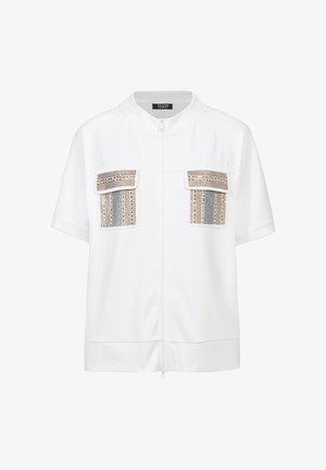 Weißer Kurzarm-Blazer mit Frontreißverschluss und zwei Brustklappentaschen, die mit gold- und silberfarbenen Paillettenmustern verziert sind.