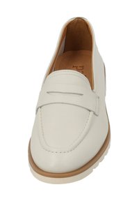 Weiße Lederloafers mit runder Zehenform, dekorativer, genähter Akzent über dem Vorderblatt und einer hellbraunen Gummisohle. Flaches Design, ohne Absatz.