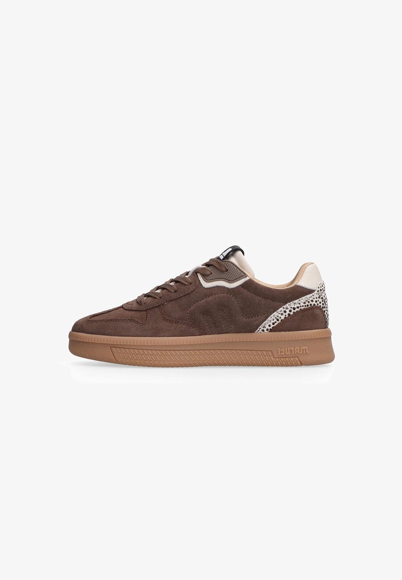 Baskets en daim marron avec un design texturé, présentant un accent beige clair au talon et un détail à motifs sur le côté. Semelle en caoutchouc.