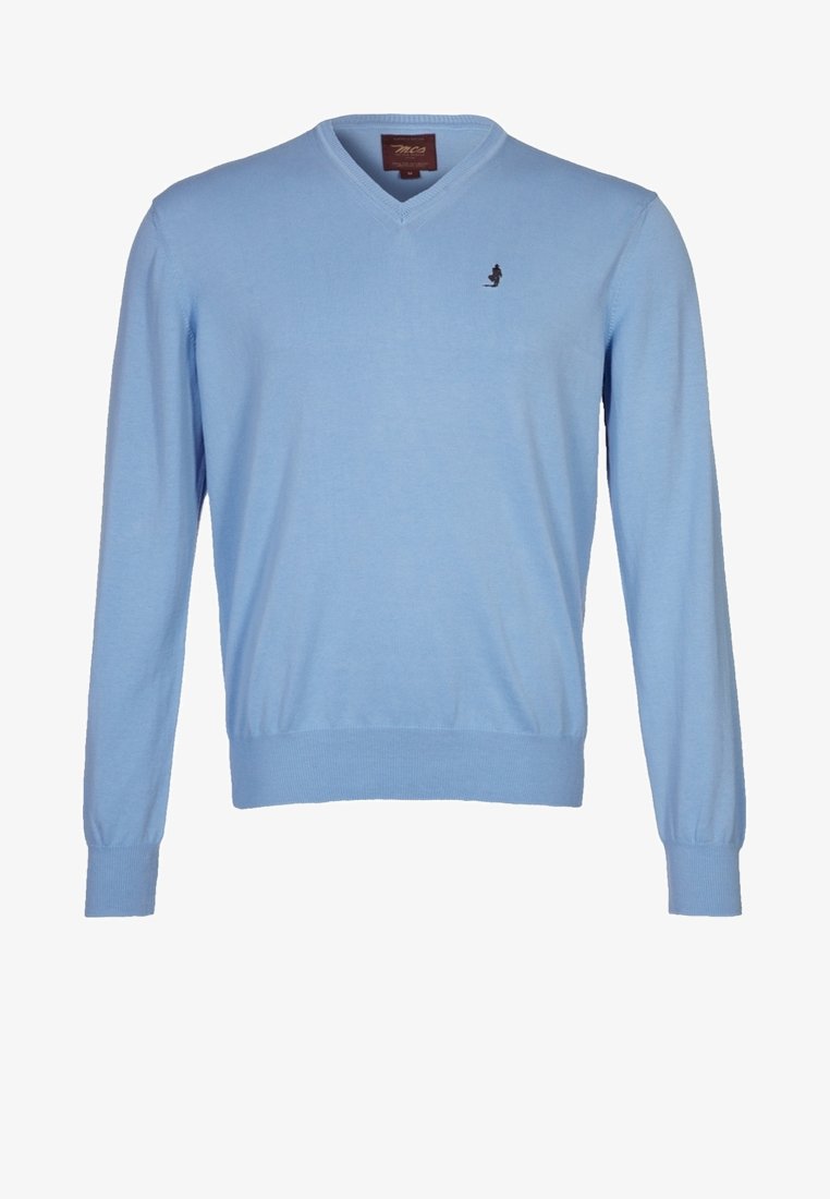 Pull bleu clair à col en V avec manches longues, petit logo foncé sur la poitrine gauche et bordures côtelées aux poignets et à l'ourlet.