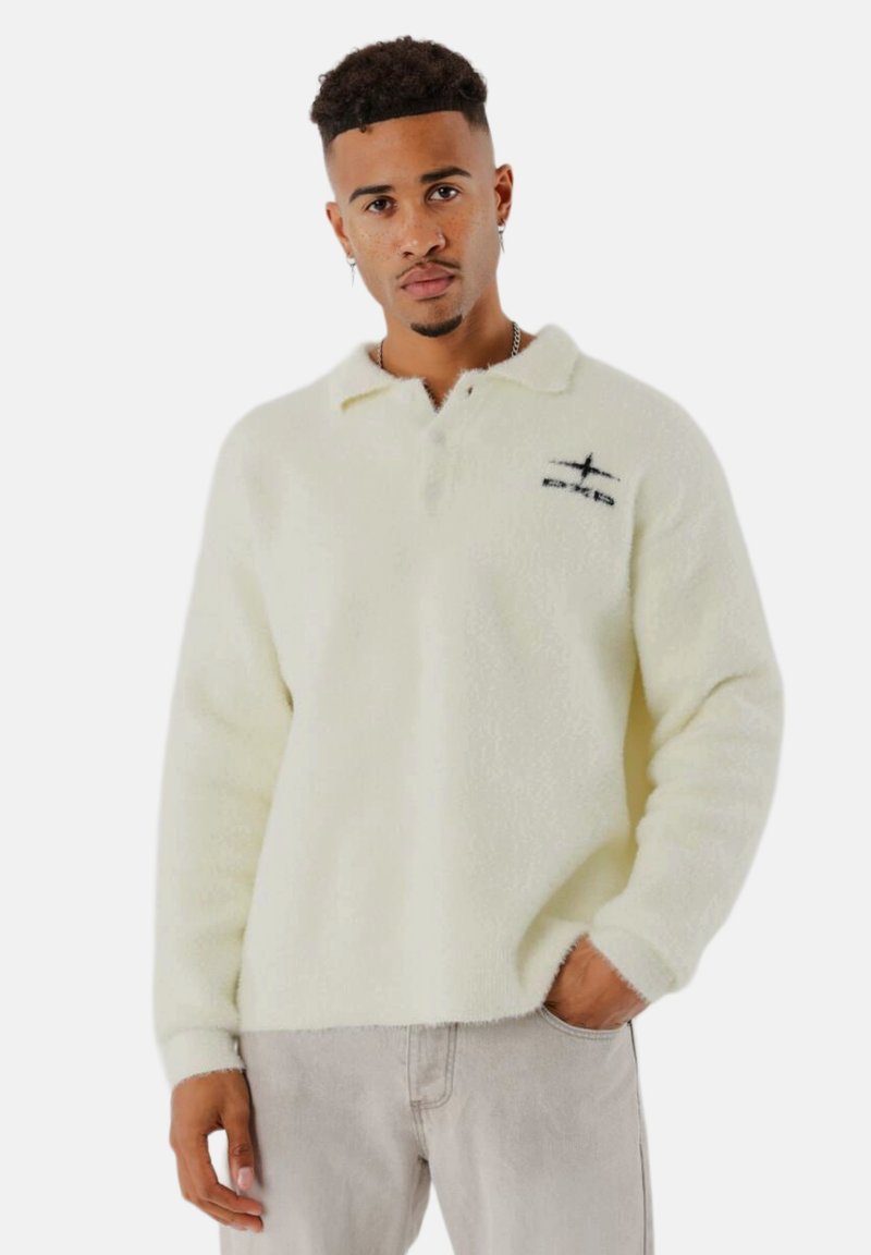 Weißer Fleece-Pullover mit einem Kragen, ausgestattet mit einem schwarzen gestickten Logo auf der linken Brust und langen Ärmeln. Strukturierter, weicher Stoff.