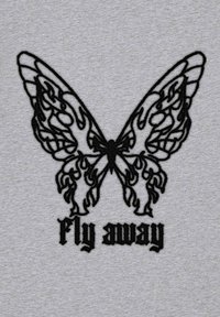 Czarny haftowany motyl z misternymi wzorami i szczegółami przypominającymi płomienie nad napisem "odleć", na jasnoszarym teksturowanym tle.