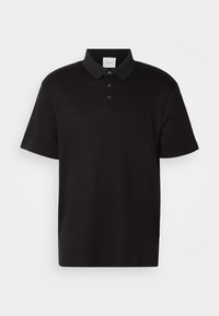 Camisola polo preta feita de algodão suave, com gola, mangas curtas, pala de três botões e bainha reta.