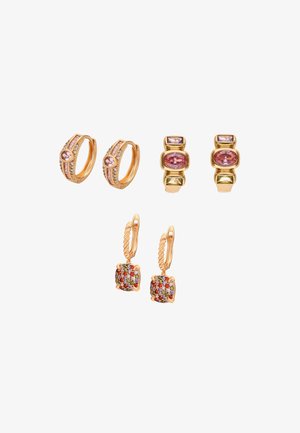 Trei perechi de cercei tip cerc aurii cu pietre prețioase roz, multicolore și dreptunghiulare, expuse pe un fundal alb.