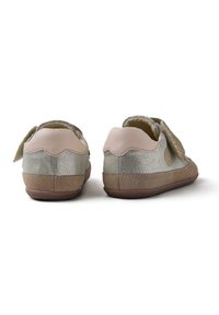 Scarpe casual metalliche argento con rifiniture in pelle rosa, presentano una finitura testurizzata, morbide accentuazioni e una cinturino regolabile sicuro.