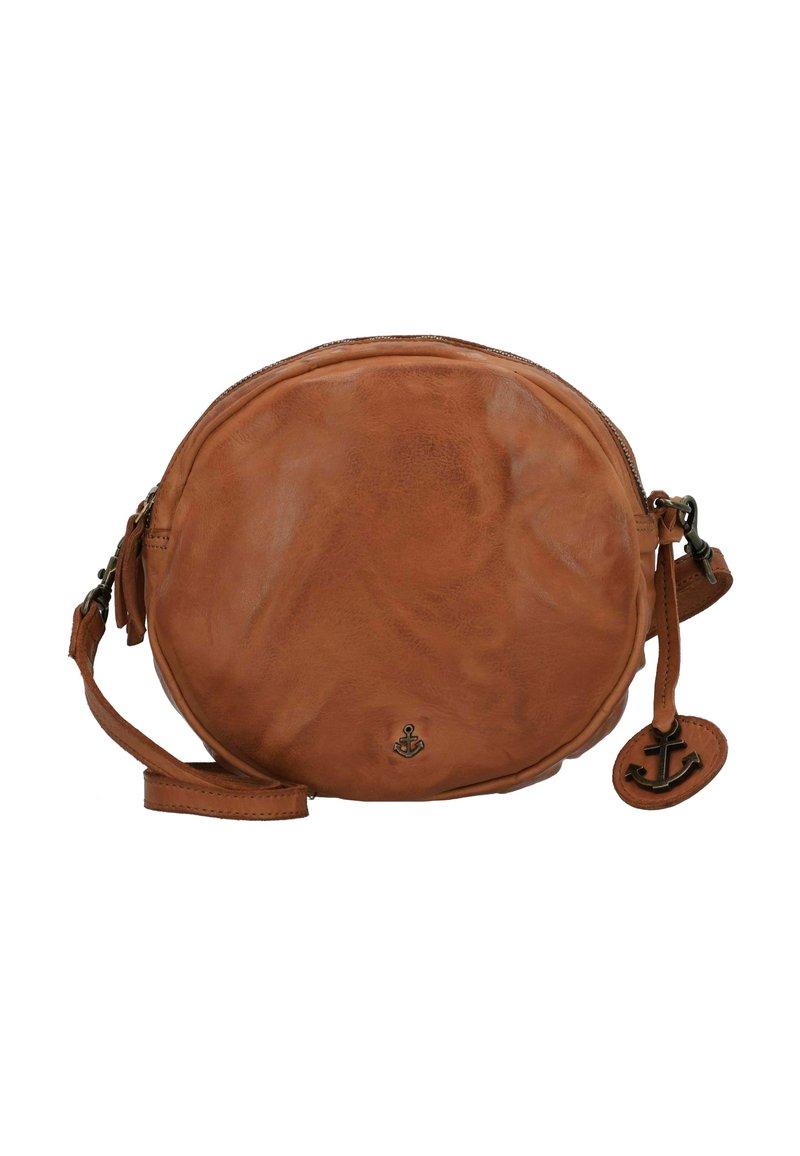 Borsa a tracolla rotonda in pelle marrone con una finitura testurizzata, chiusura a zip, tracolla regolabile e un tag a forma di ancora.