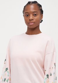 ONLY Petite ONLBROOKE O NECK FLOWER - Ikdienas džemperis - potpourri