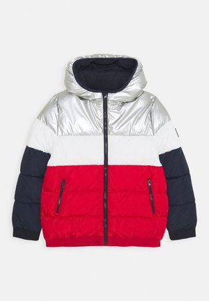 Veste doudoune avec un design en blocs de couleurs argent, blanc, rouge et marine. Elle dispose d'une capuche, d'une fermeture éclair à l'avant et de poches latérales zippées. Texture matelassée.