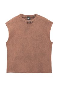 Chemise marron à manches courtes avec un col rond et une texture vieillie. Présente une étiquette imprimée sur le devant avec les lettres "SND."
