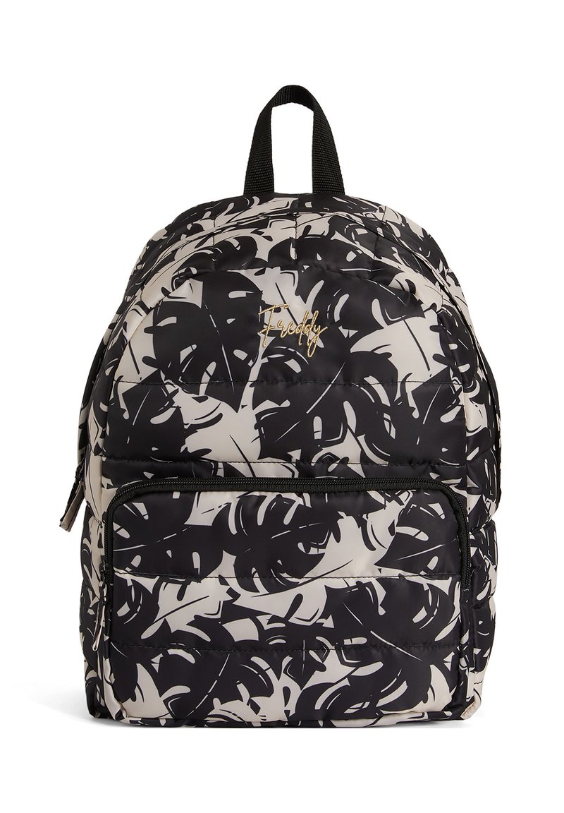 Sac à dos rembourré noir et beige avec un motif de feuilles tropicales, une poche zippée à l'avant et une poignée de transport supérieure. Détail du logo doré "Freddy".