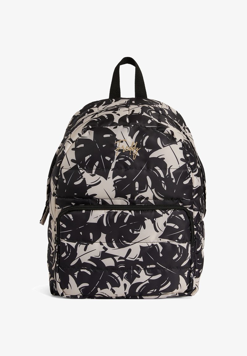 Sac à dos rembourré noir et beige avec un motif de feuilles tropicales, une poche zippée à l'avant et une poignée de transport supérieure. Détail du logo doré "Freddy".