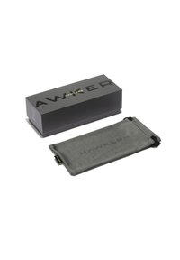 Sac de pânză gri cu închidere cu șnur, cu textul "HAWKERS" embosat; ambalat într-o cutie neagră elegantă cu litere îndrăznețe.