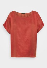 Kortærmet, rundhalset bluse i en tekstureret rustfarve, med en løs pasform og en subtil glans. Ingen synlige lukninger eller mønstre.