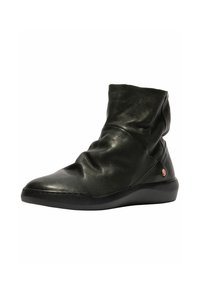 Botas de cuero negro hasta el tobillo con un diseño drapeado, punta redondeada y una suela baja y acolchada. Presentan un sutil acento de logo en el costado.