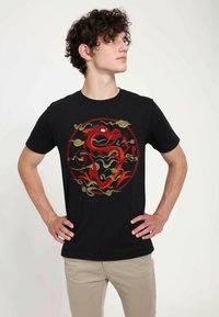 Henry Tiger MULAN SERPENTINE SALVATION UNISEX - Triko s potiskem - black