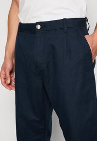 Esprit STRAIGHT PLEAT - Auduma bikses - navy