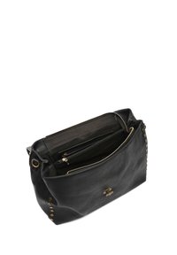 Sac à main en cuir noir avec une finition texturée, doté d'une fermeture éclair, de compartiments intérieurs et d'étoiles en laiton sur un côté.