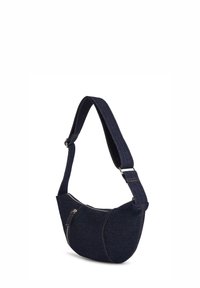 Sac bandoulière en denim bleu foncé en forme de croissant avec des fermetures éclair argentées et une sangle large réglable avec des surpiqûres contrastées.