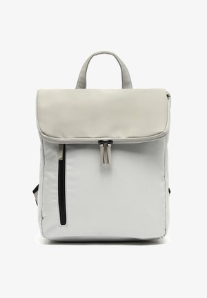 Mochila de tela gris con solapa plegable, dos cremalleras, bolsillo lateral y un acabado texturizado. Cuenta con correas ajustables y un asa en la parte superior.