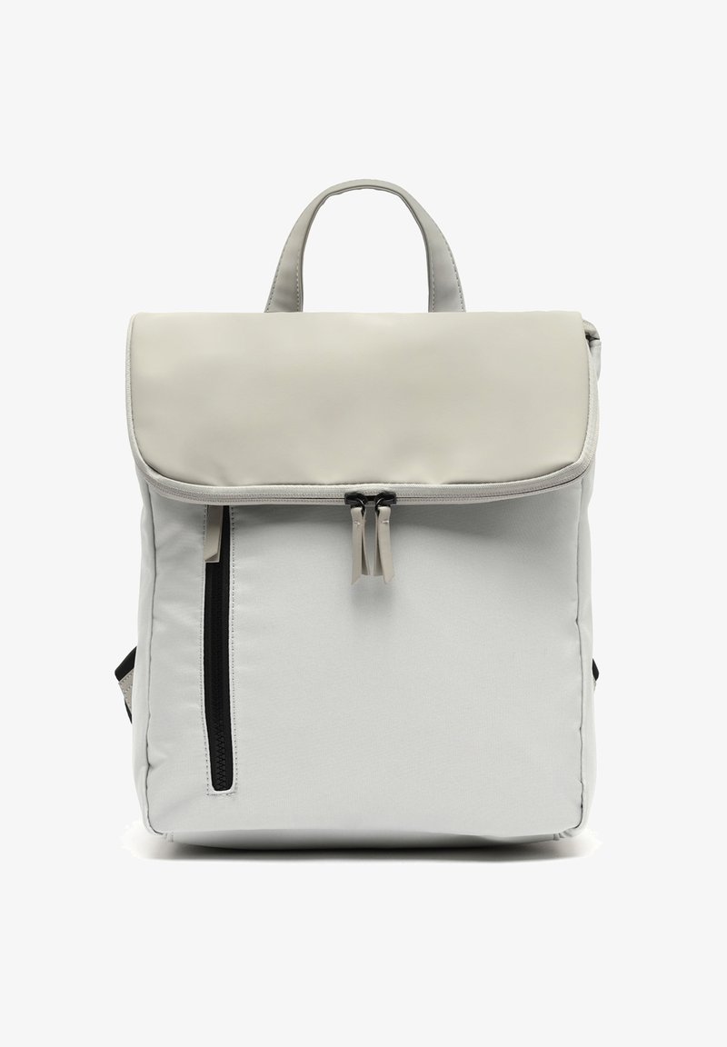 Sivý textilný batoh s preklápateľným vekom, dvoma zipsami, bočnou kapsou a textúrovaným povrchom. Má nastaviteľné popruhy a úchytku na vrchu.