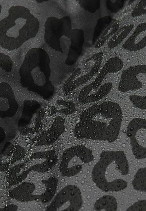 Țesătură neagră rezistentă la apă, cu un model de leopard umed, prezentând pete într-o nuanță mai închisă de negru și picături de apă vizibile.