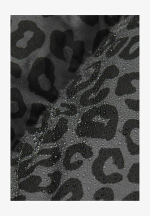 Țesătură neagră rezistentă la apă, cu un model de leopard umed, prezentând pete într-o nuanță mai închisă de negru și picături de apă vizibile.