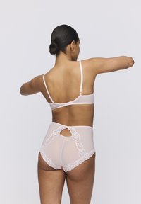 Conjunto de lencería de encaje rosa con espalda de encaje, que incluye un sujetador con detalles de encaje y braguitas de cintura alta con un detalle de ojal, confeccionado en una suave tela.