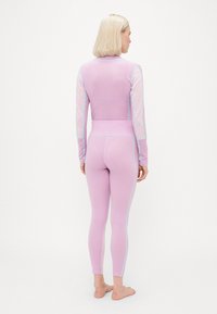 Ljust lila, långärmad topp och leggings-set med ribbat mönster, kontrasterande blå sömmar och spetsdetaljer på ärmpanelerna.