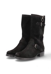 Bottines en suede noir avec une texture lisse, une fermeture éclair sur le côté et une sangle ajustable avec une accent de boucle autour de la cheville.